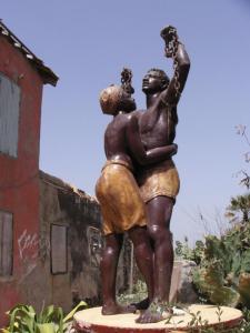 Escultura en la Casa de los Esclavos, Isla de Gorée. La Isla de Gorée fue el mercado más importante de esclavos para enviarlos a EEUU, el Caribe y Brasil. Aquí se estableció la base más activa del comercio de esclavos.